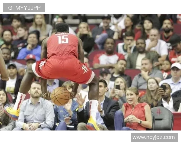 足球明星腿部受伤瞬间视频曝光引发球迷热议与关心