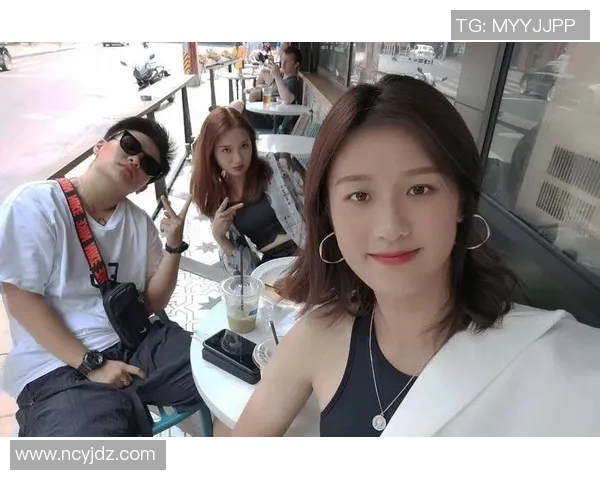 郑州足球明星媳妇美丽瞬间曝光引发网友热议与关注