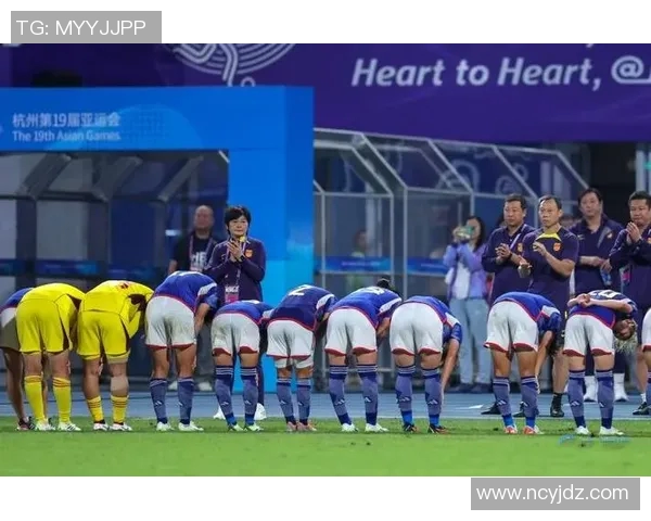 被罚上看台的足球明星背后的故事与反思