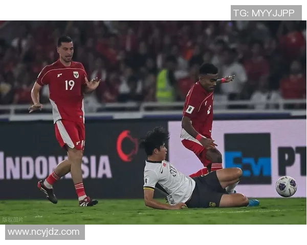 足球明星在国足受伤瞬间视频引发球迷热议与关注